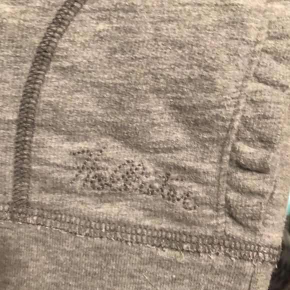 Gray comfy Hollister pullover😍 - Picture 4 of 7